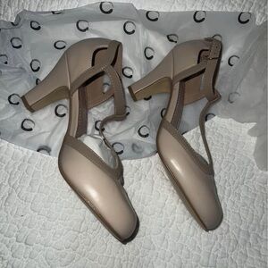 Journee Collection Mary Jane Size 8.5 Tan Heels